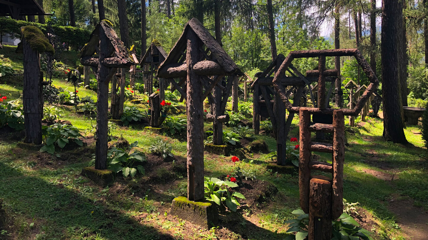 Holzkreuze im Sonnenlicht auf dem Kriegerfriedhof Nasswand