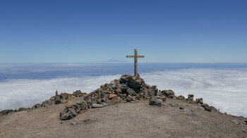 Gipfelkreuz am Pico de la Nieve mit Teneriffa