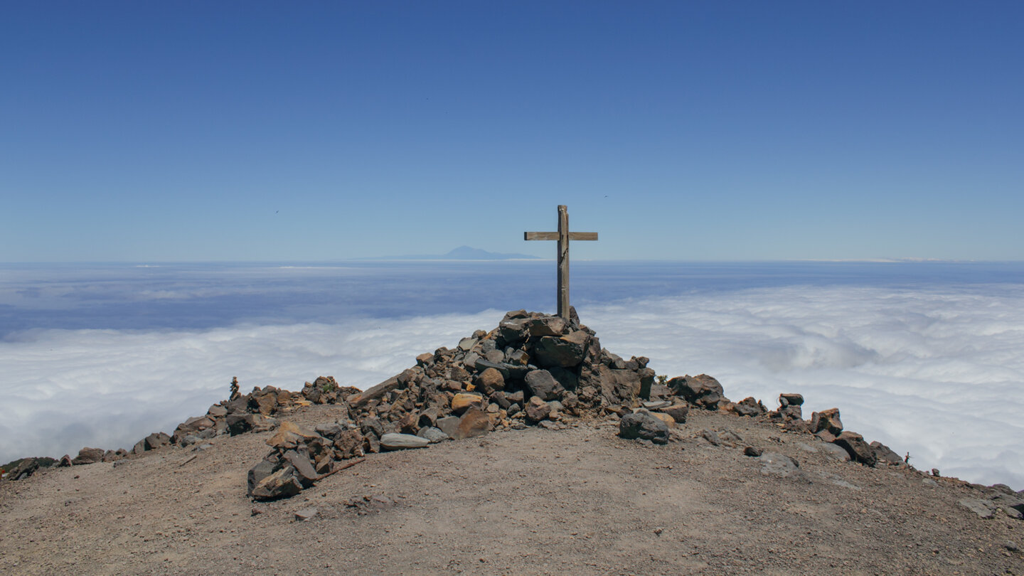 Gipfelkreuz am Pico de la Nieve mit Teneriffa