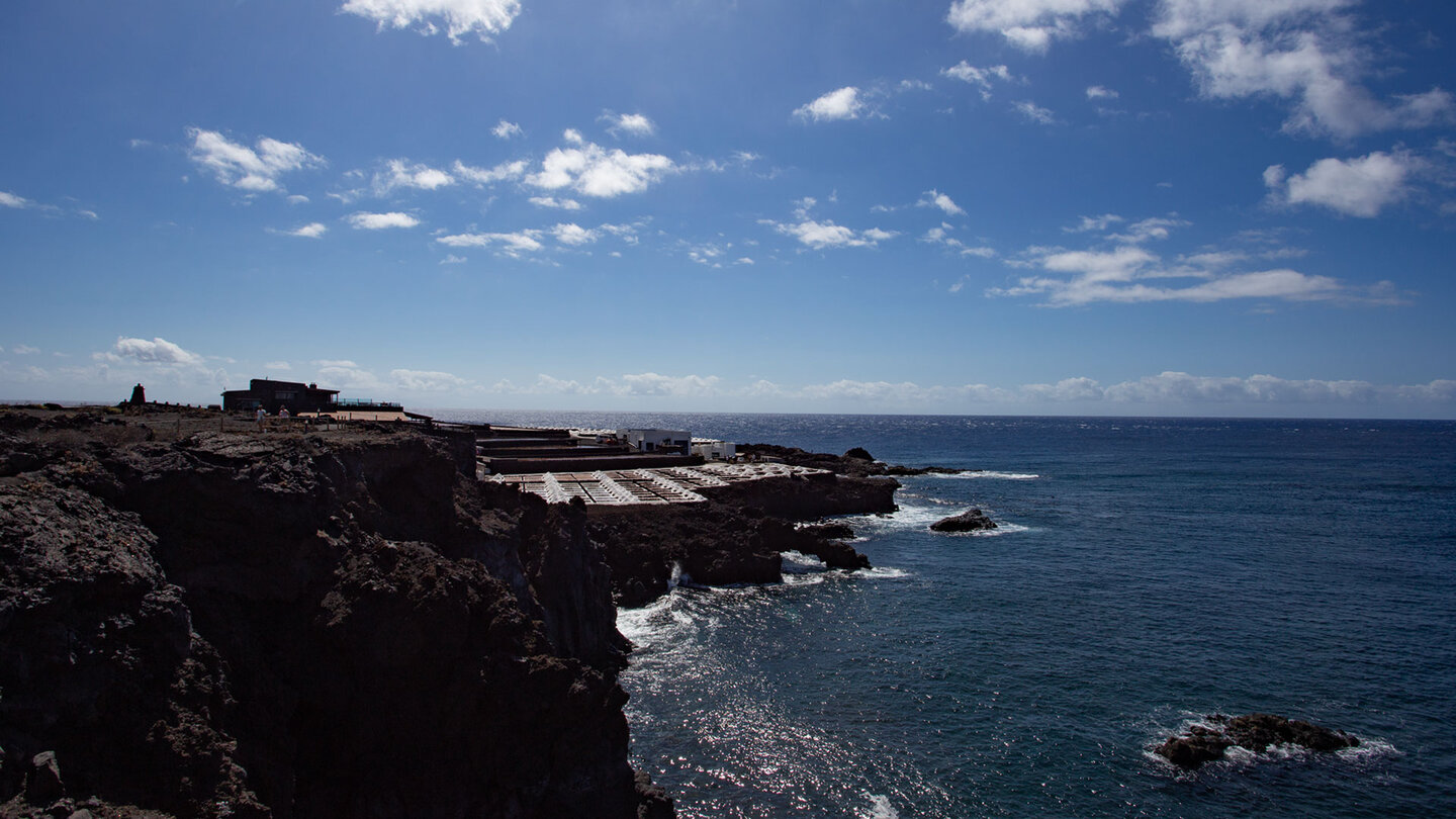 Klippenlandschaft mit der Saline von Fuencaliente