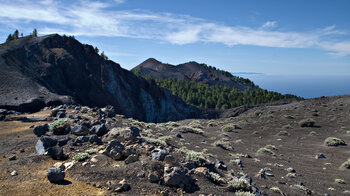 Krater Hoyo Negro mit den Vulkanen Duraznero und Deseada