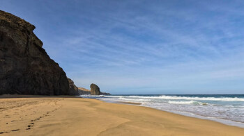 weithin sichtbar steht der Roque del Moro an der Playa de Cofete