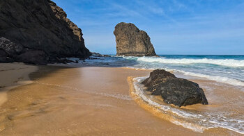 goldener Sand am Playa de Cofete mit dem Roque del Morro im Hintergrund