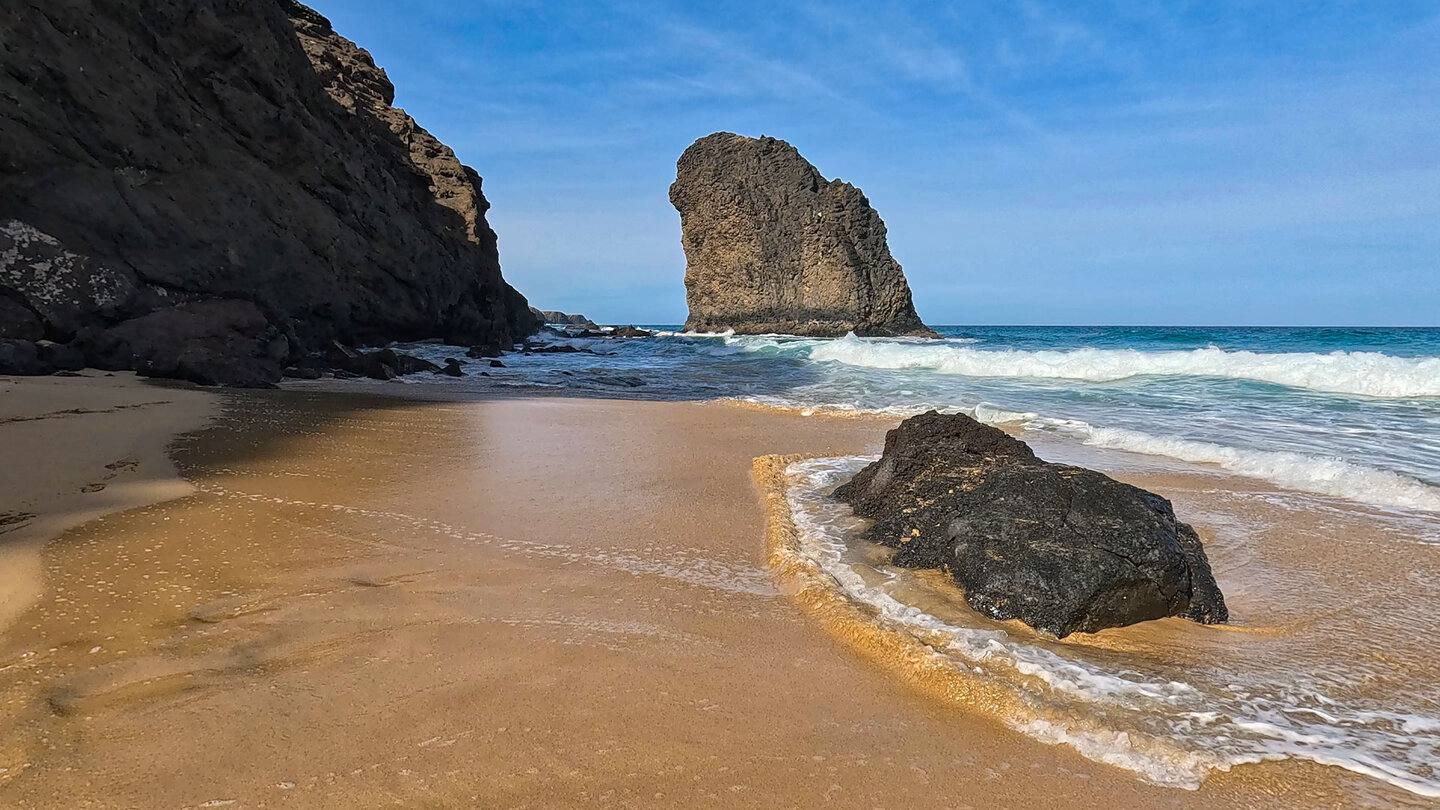goldener Sand am Playa de Cofete mit dem Roque del Morro im Hintergrund