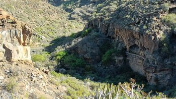 Ausblicke auf das Kanalsystem in den Felswänden des Barranco auf der Wanderung