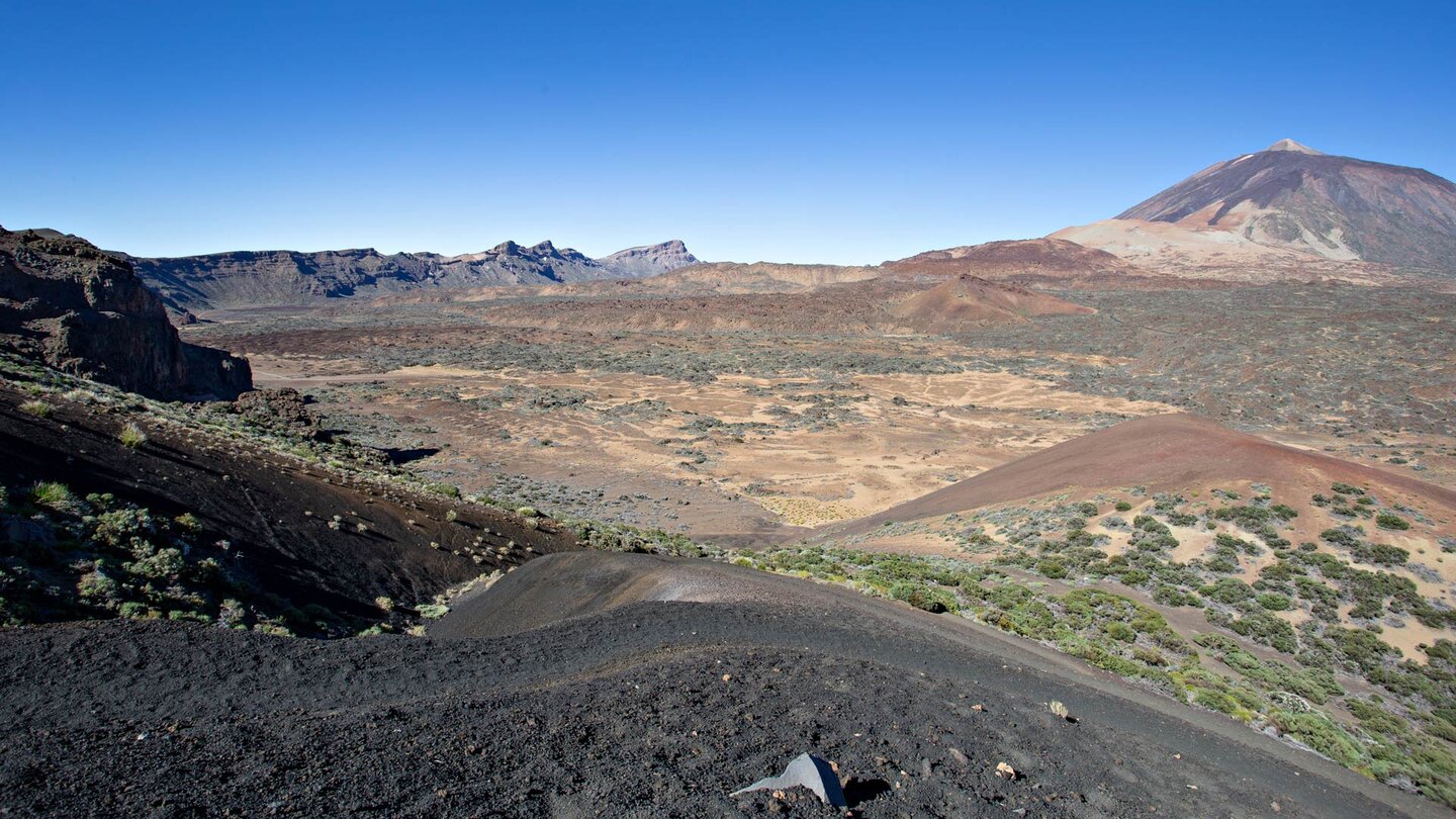 Blick entlang des Wanderpfads in die Caldera mit dem Teide-Massiv