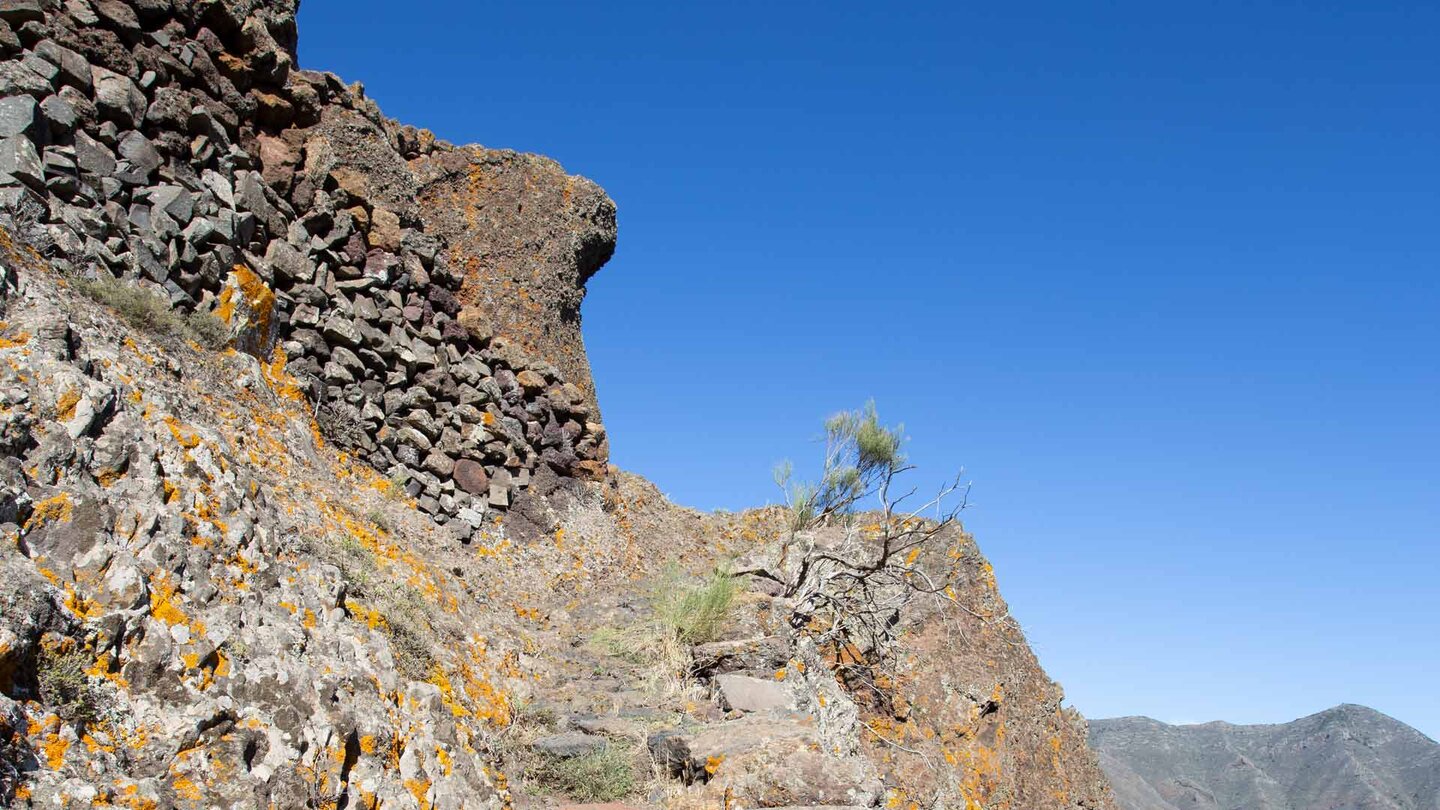 Aufstieg über Felsmauern unterhalb des La Barbita