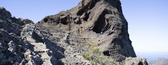 Weg an einer Felsformationen am Abache Steig