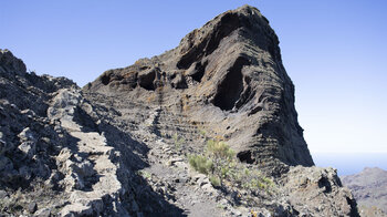Weg an einer Felsformationen am Abache Steig