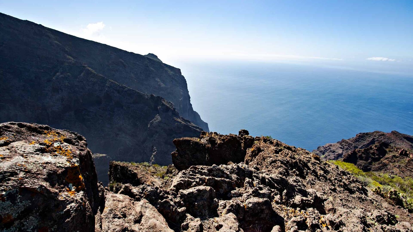 Blick über steilabfallende Klippen des Teno auf den Ozean