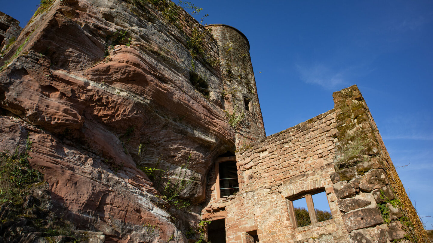 der mächtige Burgfels der Ruine Neudahn