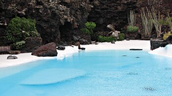 von César Manrique gestaltete Außenanlage mit Pool im Jameos del Agua auf Lanzarote