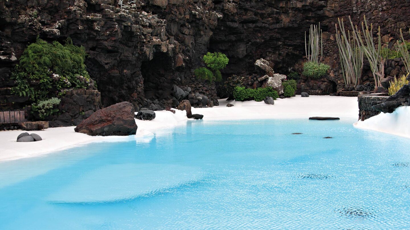 von César Manrique gestaltete Außenanlage mit Pool im Jameos del Agua auf Lanzarote