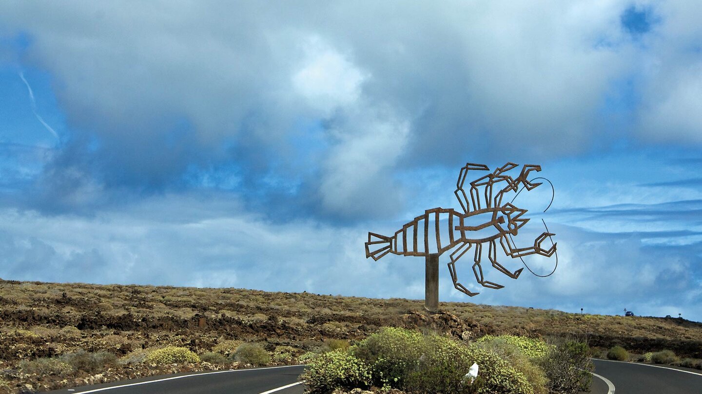 die Krebsskulptur als Wegweiser zum Jameos del Agua auf Lanzarote