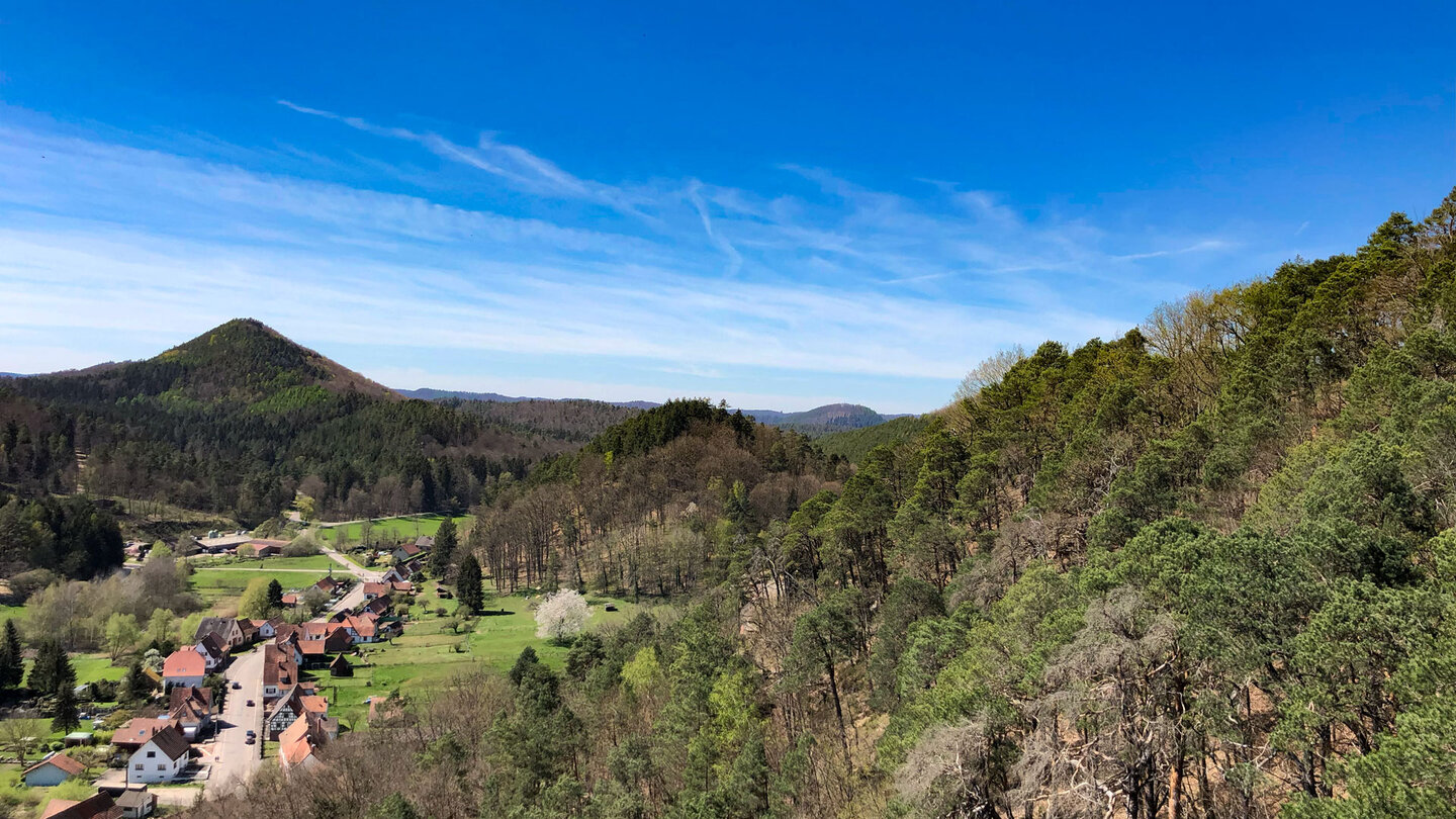 Blick entlang der Rundwanderung über Obersteinbach zum Schmalenberg