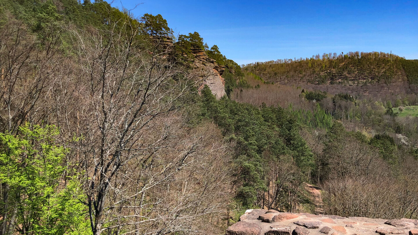 der Wolfsfelsen von der Ruine Klein-Arnsberg