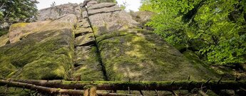 die Felswände der Eulenfelsen auf dem Weg zum Marienstein