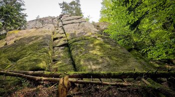 die Felswände der Eulenfelsen auf dem Weg zum Marienstein