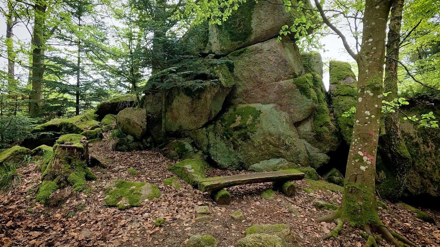 Felsen am Wegesrand