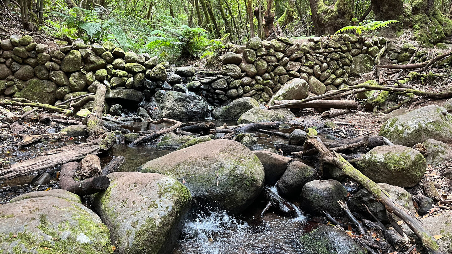 eine Furt unterhalb eines alten Steindamms am Bachlauf des Cedro