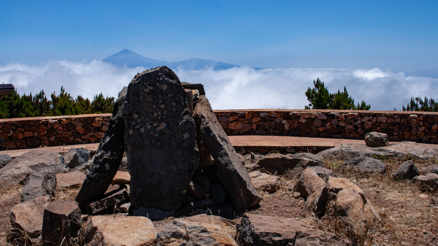 Blick über Felsblöcke am Gipfel des Alto de Garajonay mit der Insel Teneriffa im Hintergrund