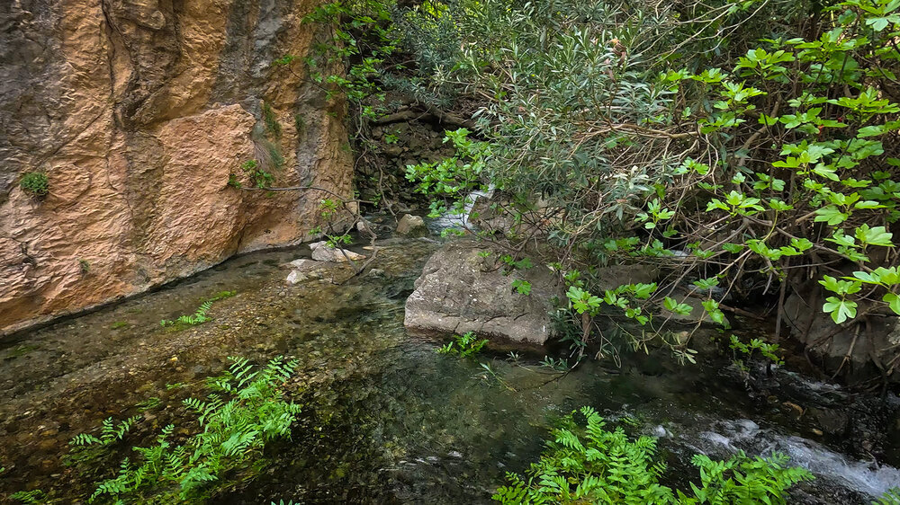 Wasserbecken an den Quellen des Rio Cuadros am Wanderweg Sendero de Las Viñas
