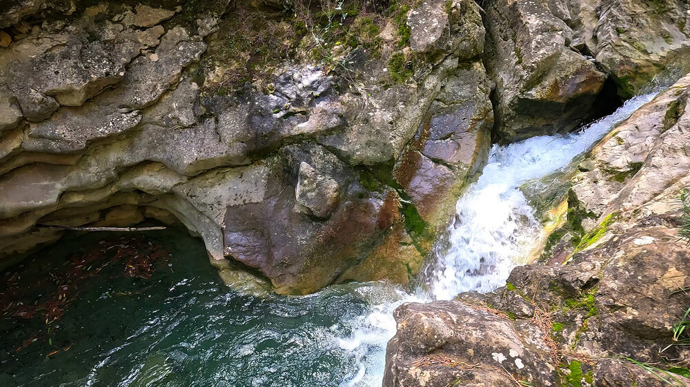 Wasserbecken am Sendero de Las Viñas entlang des Rio Cuadros in der Sierra Mágina