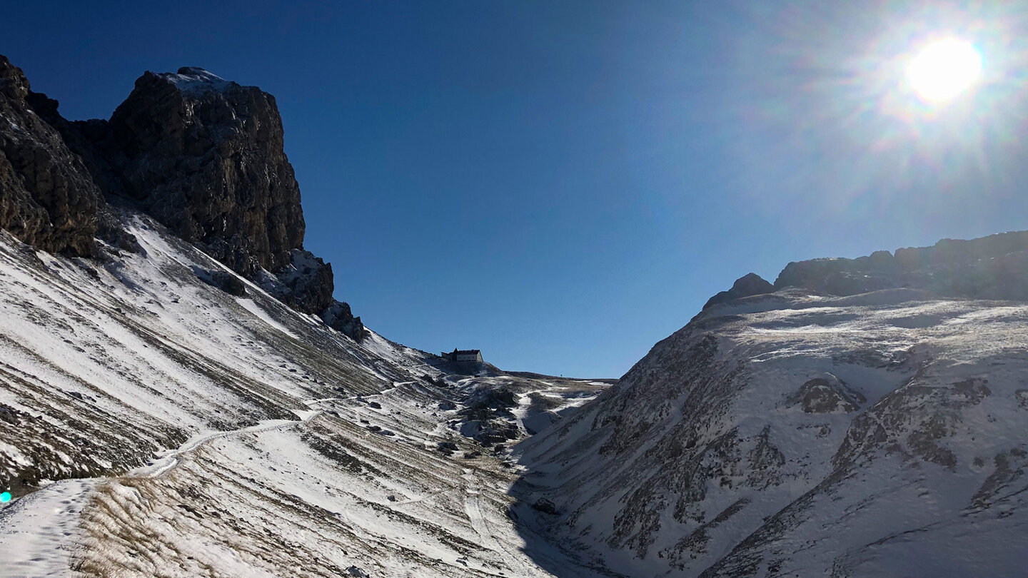 Blick hinauf zur Tierser Alpl Hütte an den Roßzähnen der Schlerngruppe Blick zur Tierser Alpl Hütte an den Roßzähnen der Schlerngruppe