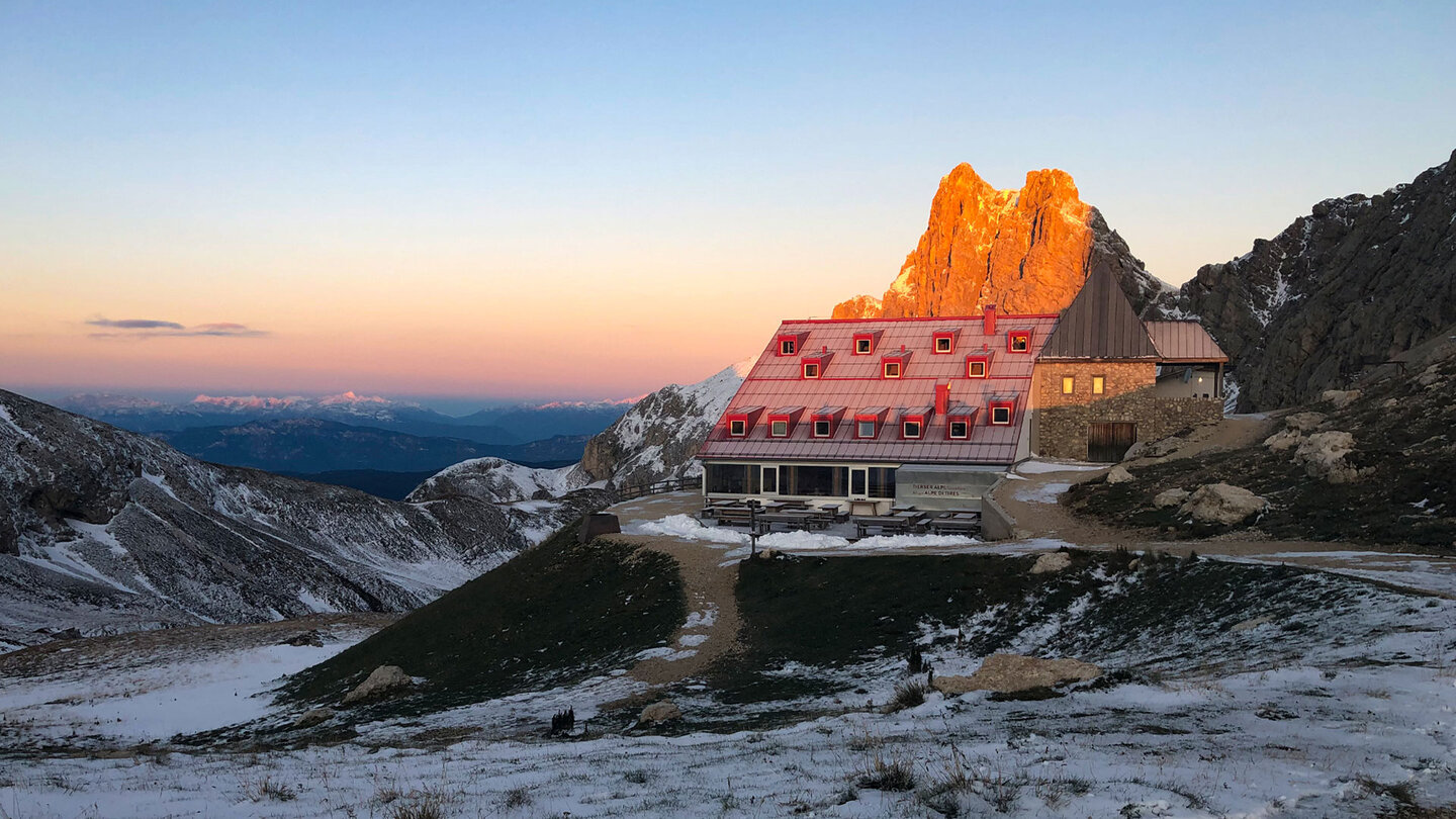 Alpenglühen am Refugio Tierser Alpl in den Dolomiten Alpenglühen am Refugio Tierser Alpl in den Dolomiten