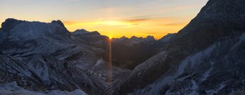 Sonnenaufgang an der Tierser Alpl Hütte im Naturpark Schlern
