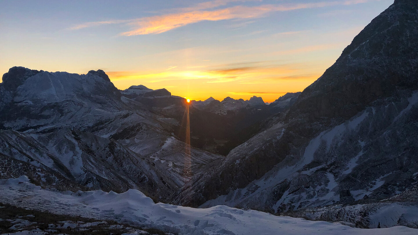 herrlicher Sonnenaufgang an der Tierser Alpl Hütte im Naturpark Schlern Sonnenaufgang an der Tierser Alpl Hütte im Naturpark Schlern