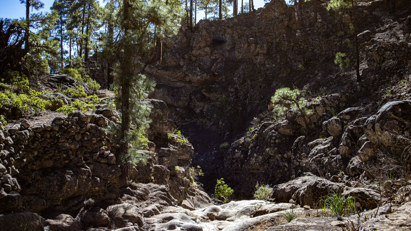 steile Felswände begrenzen die Schlucht