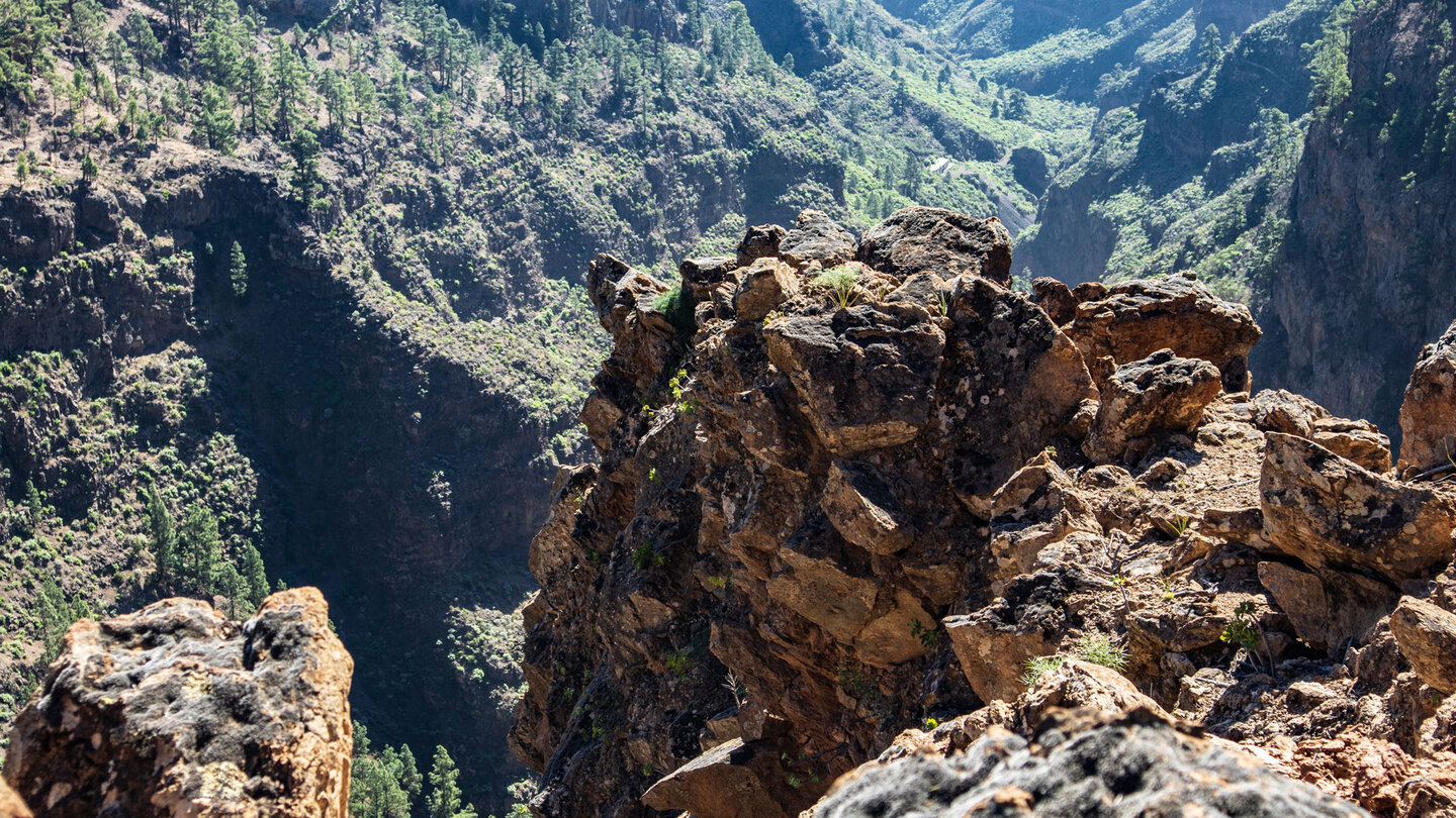 Felsformation hoch über der Schlucht