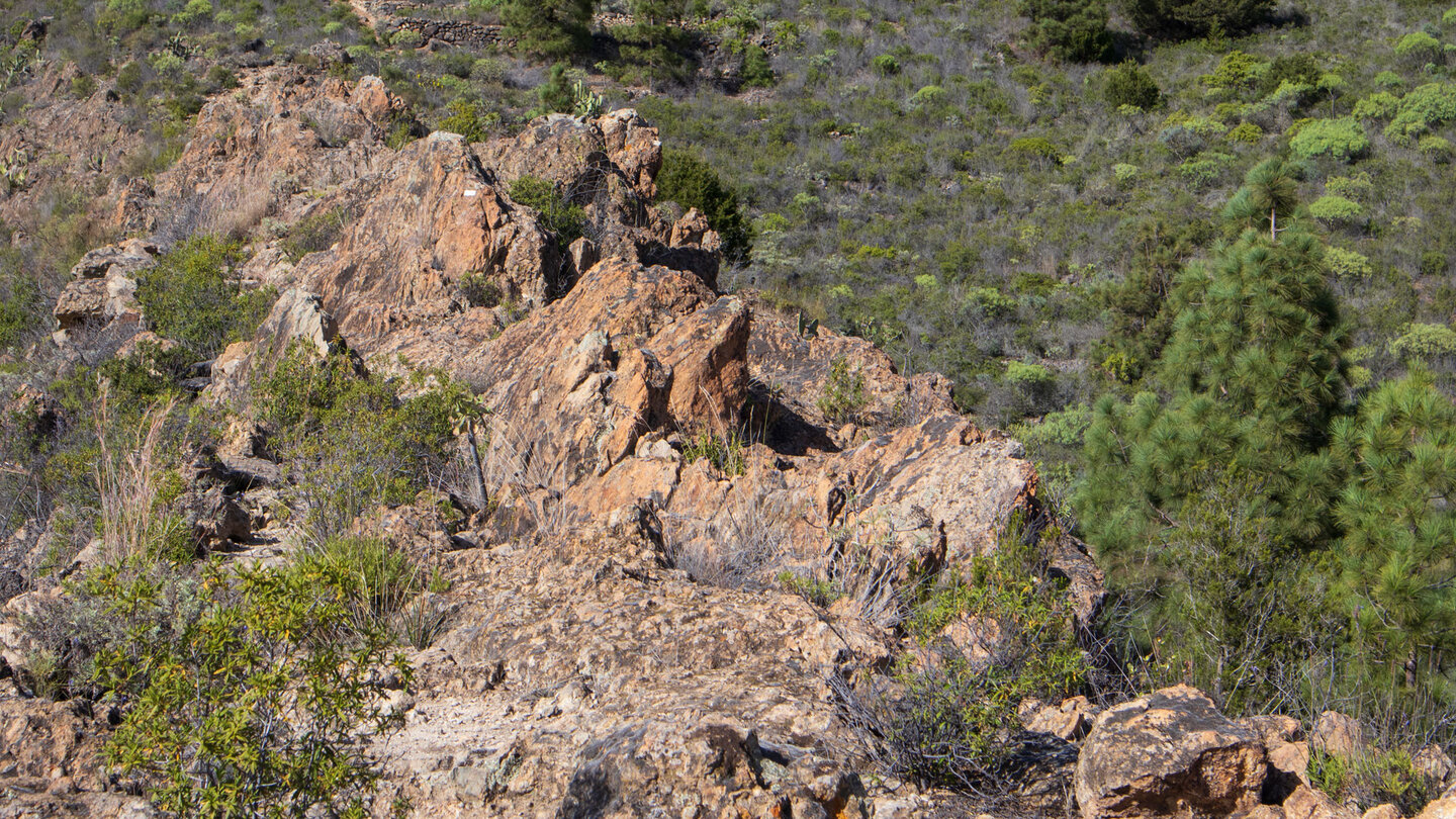 Wanderpfad durch felsiges Terrain