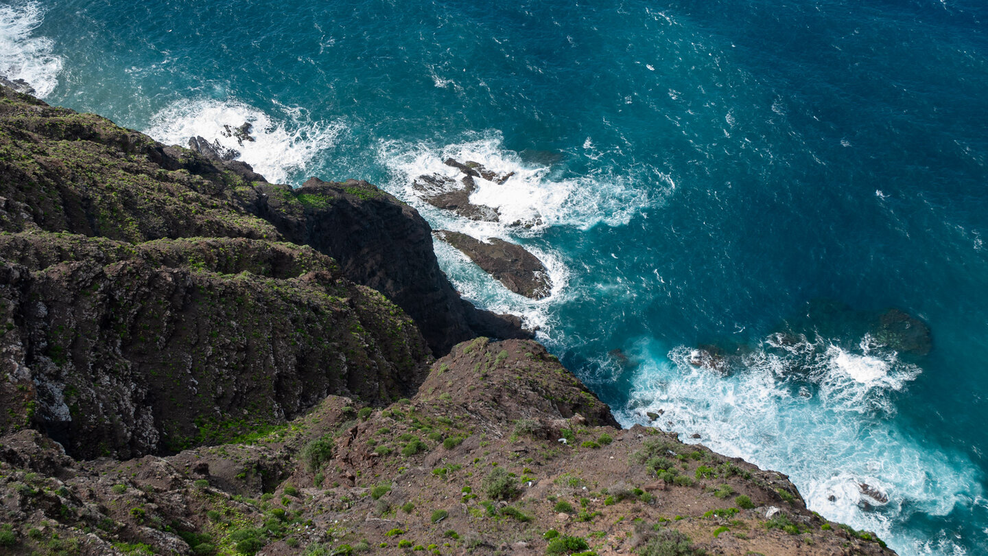 Ausblick über die steil abfallende Felswand auf die Brandung am Mirador del Bacón auf Gran Canaria