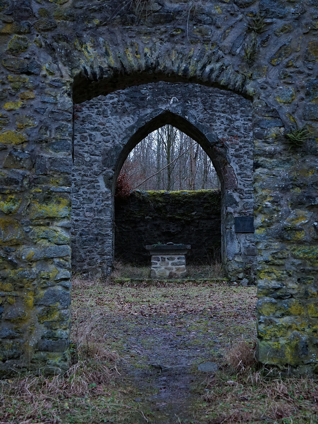 Blick auf den Altarstein in der Kirchenruine Ruthardshausen