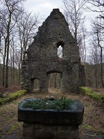 Blick über den Altarstein in den Kirchenraum der Ruine Ruthardshausen
