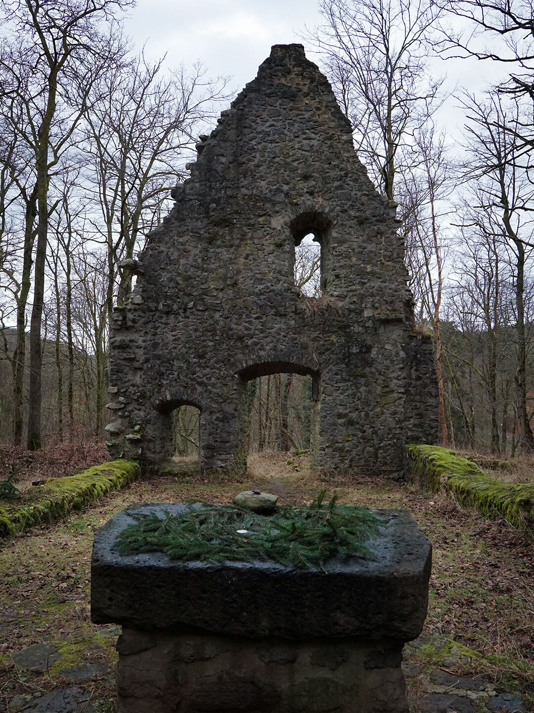 Blick über den Altarstein in den Kirchenraum der Ruine Ruthardshausen