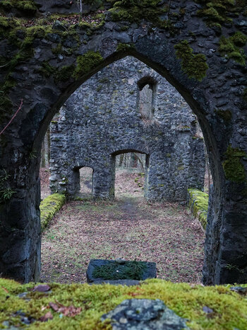Ruine der Kirche Ruthardshausen im ehemaligen Naturerlebnisparks Grünes Meer