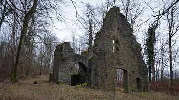 Kirchenruine Ruthardshausen im ehemaligen Naturerlebnisparks Grünes Meer