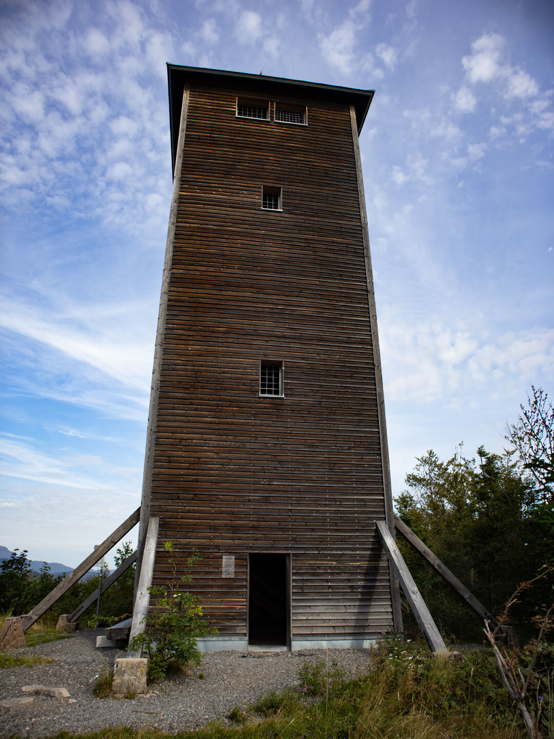 Blick auf den Holzturm am Lehenkopf