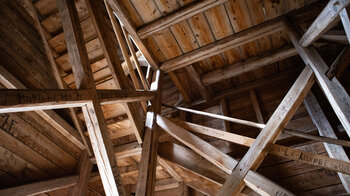 Holzbaukonstruktion im Inneren des Lehenkopfturms