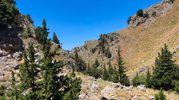 kretische Felslandschaft mit zerklüfteten Felsen am Wanderweg nach Lakki