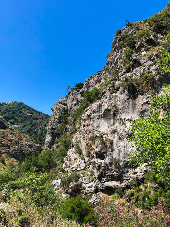 Wanderroute von Omalos nach Lakki eine Schlucht mit hohen Felswänden