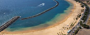 die Playa de Las Teresitas auf Teneriffa