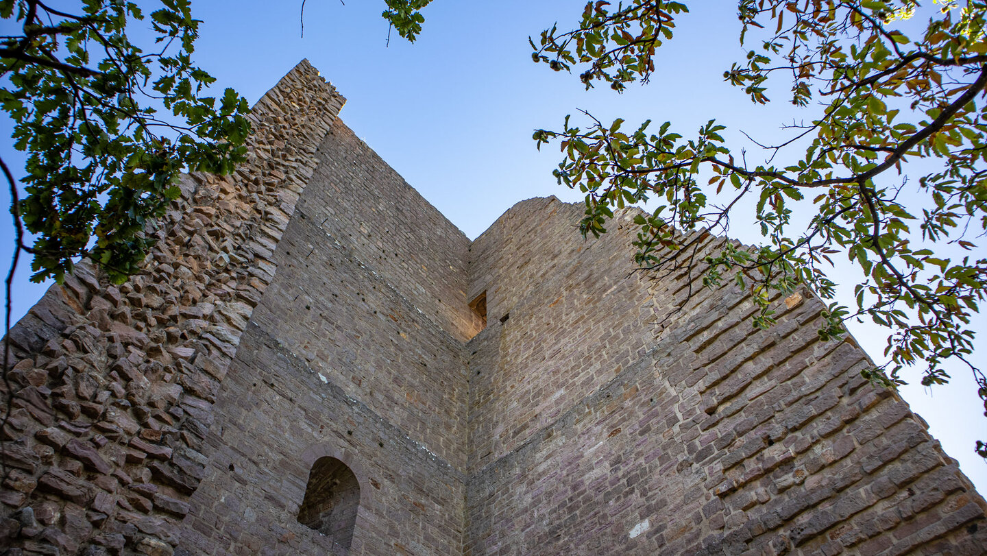 Hoher Sandsteinturm der Dagsbourg bei Eguisheim mit unterschiedlichem Mauerwerk vor blauem Himmel
