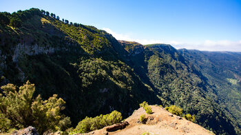 großartiger Blick vom Wanderweg entlang der Steilwände auf die Cumbre