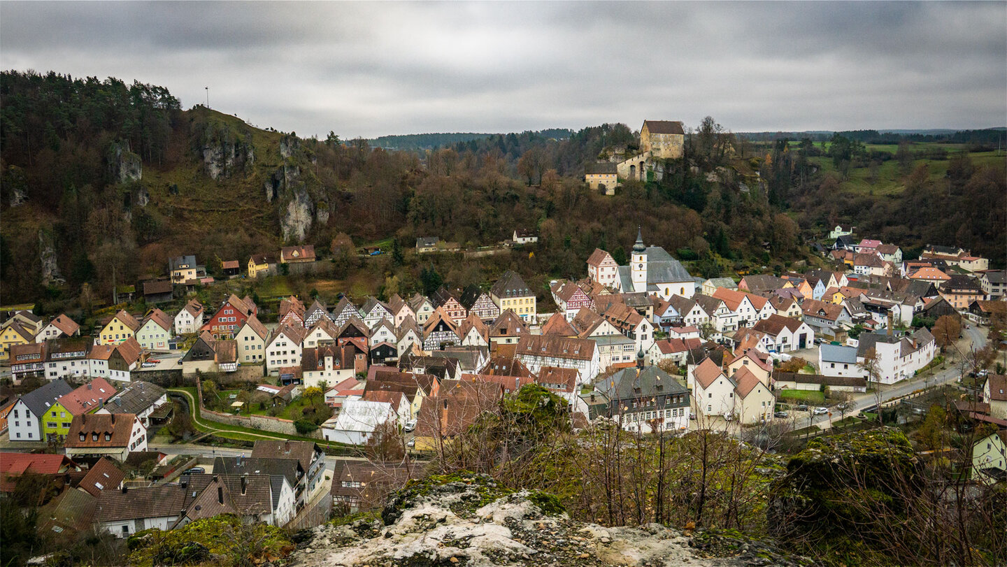 Ausblick vom Aussichtspunkt Breitenstein auf Pottenstein und seine Felslandschaft.