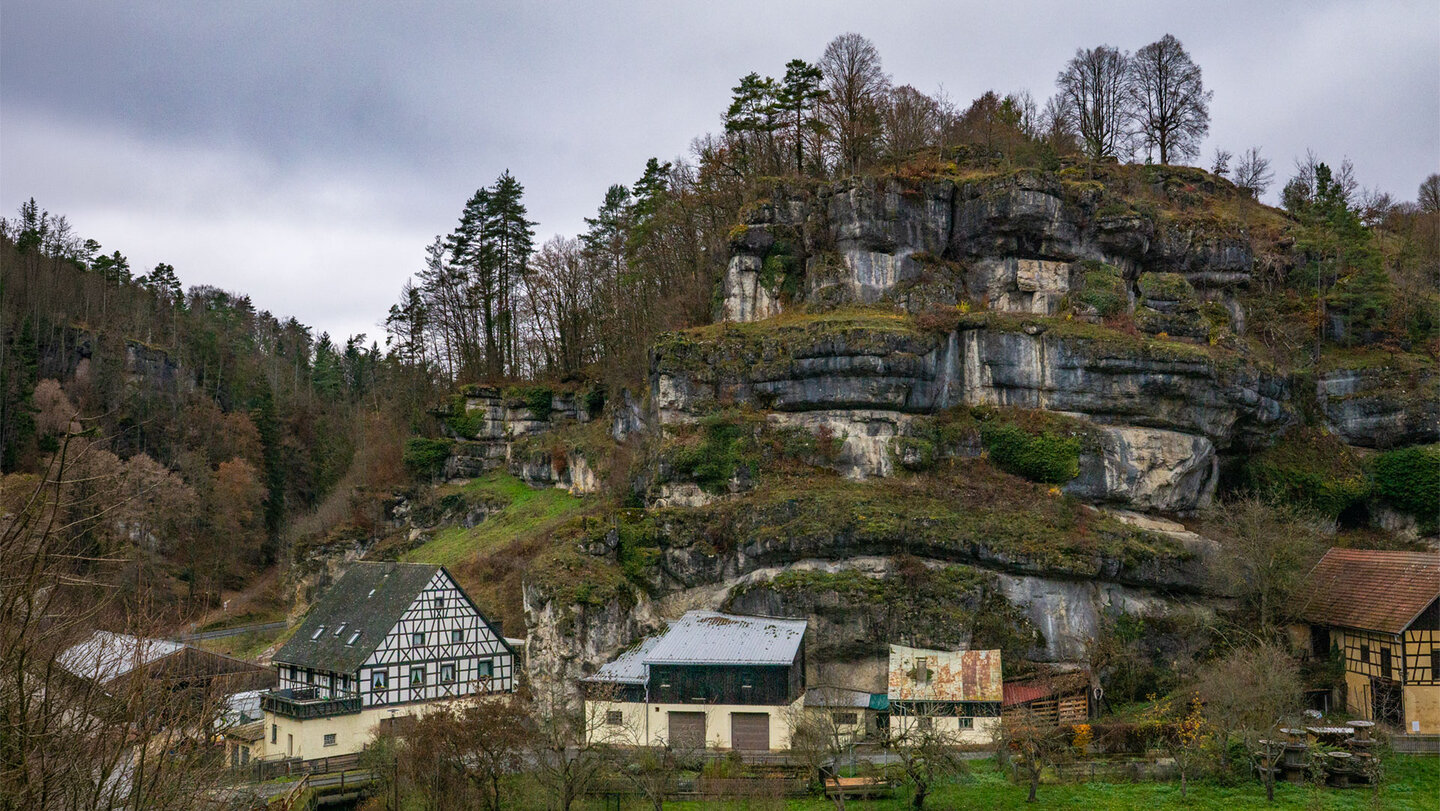 Felsen und Fachwerkhäuser im Püttlachtal, Fränkische Schweiz.