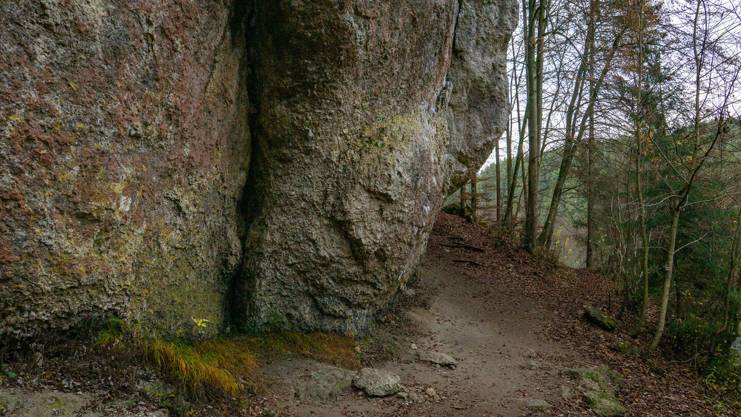 Felsen entlang der Wanderung von Kleinlesau nach Pottenstein, Fränkische Schweiz.